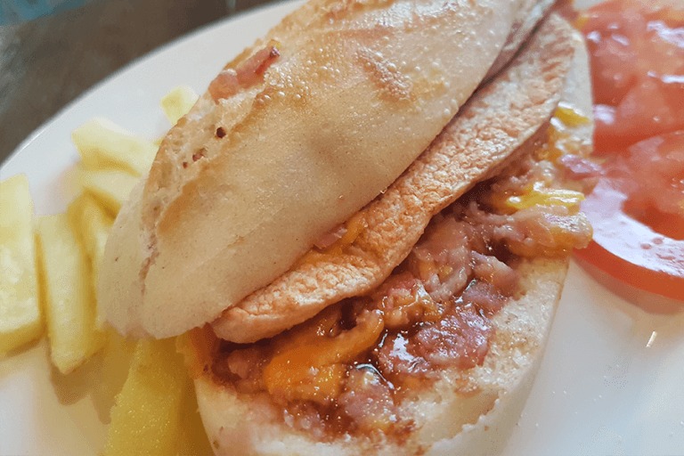 Una ruta de bares en Huelva con estos montaditos que salen